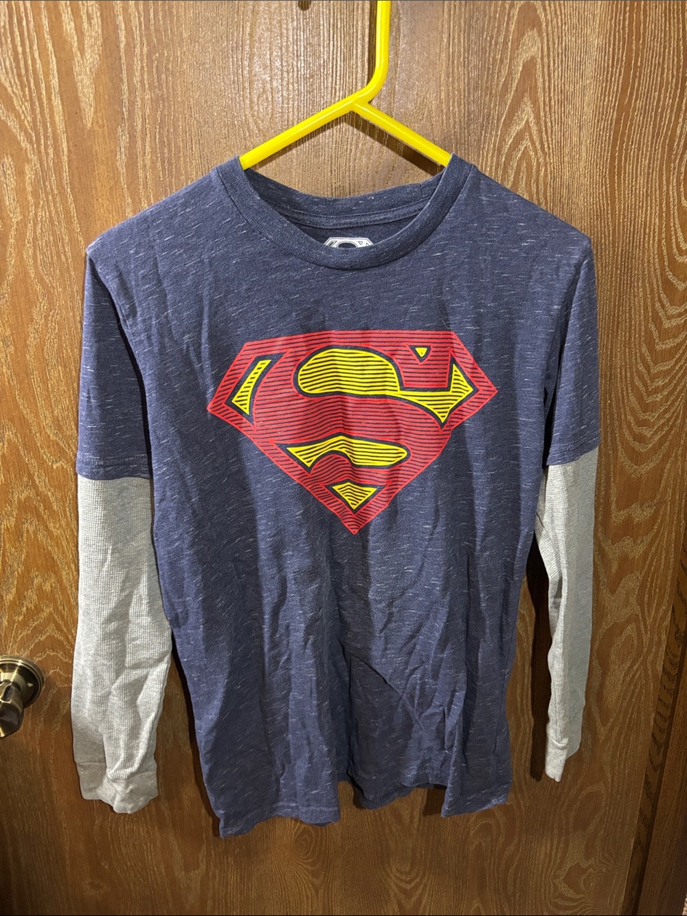 DC Comics Navy Blue Long-Sleeve Superman Tee with Gray Sleeves